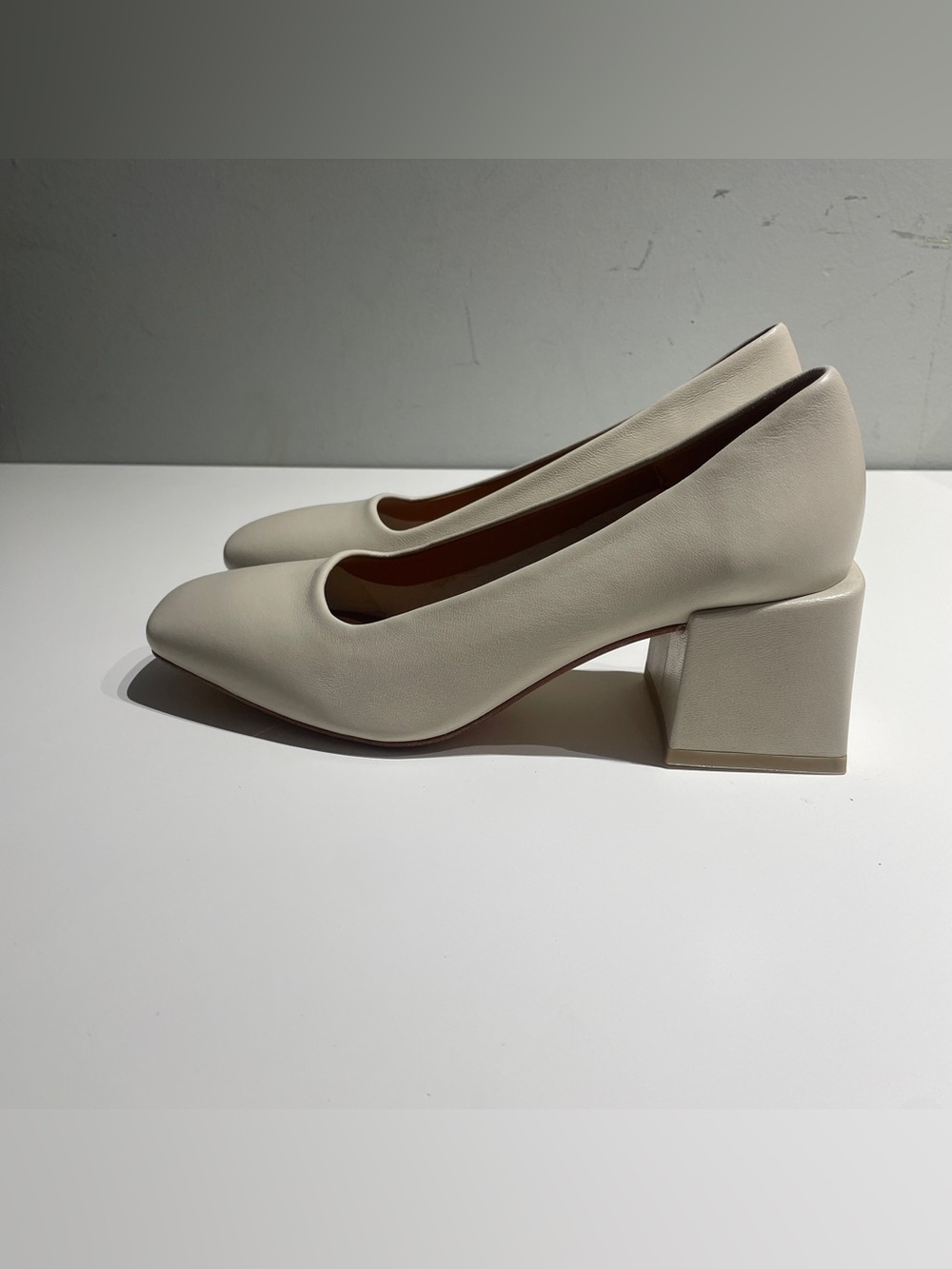 LoQ Classic Square-Toe Block Heel Pumps in Cream 5.5 - Picture 3 of 12